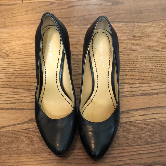 Black leather pumps - Picture 2 of 5